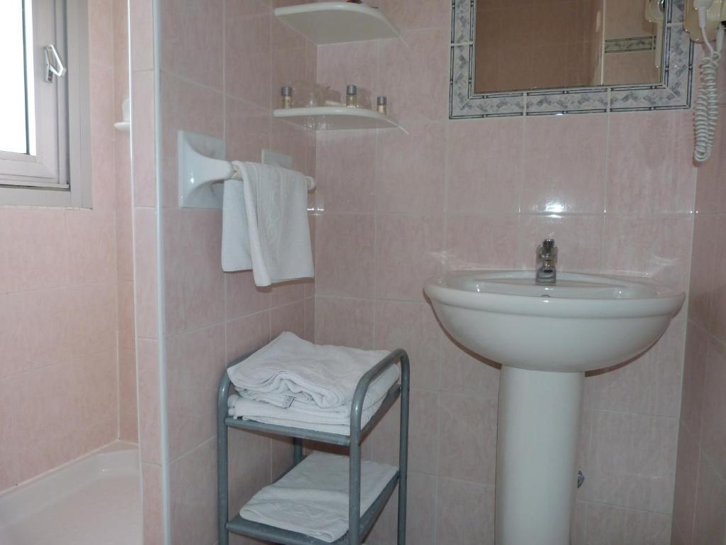 Hotel La Caravelle Фрежус Номер фото